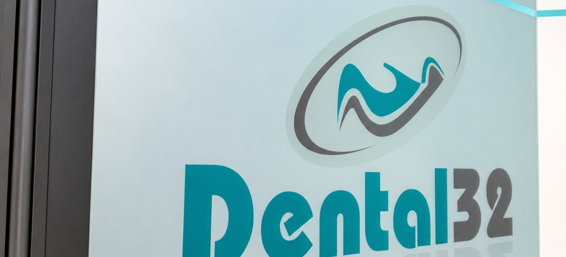 Puerta de entrada de Clínica Dental 32 con su logotipo