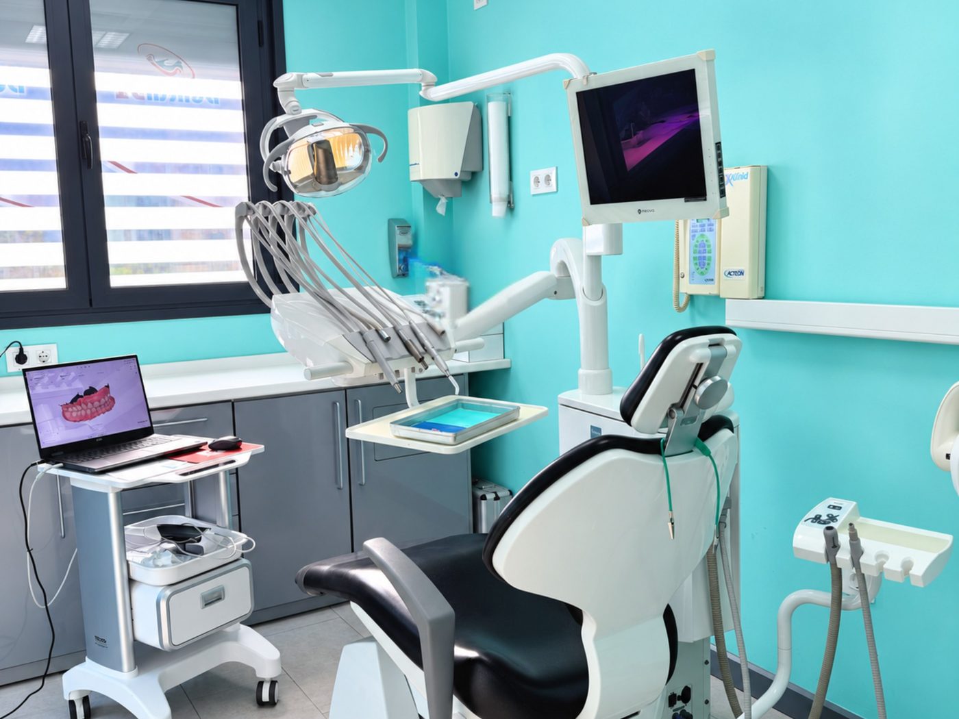 Gabinete de Clínica Dental 32 con sillón y equipo digital