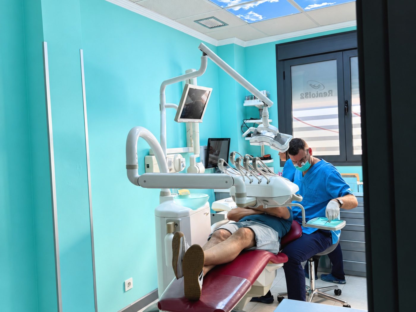 Gabinete de Clínica Dental 32 con el techo retroiluminado con un cielo