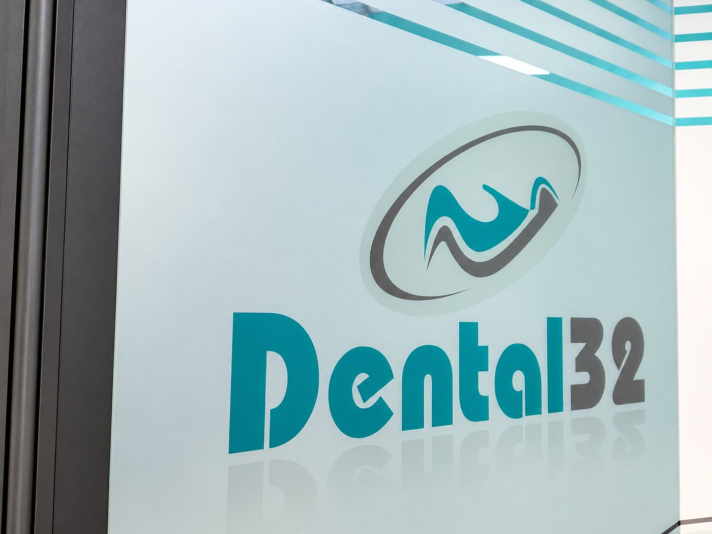 Puerta de entrada de Clínica Dental 32 con su logotipo