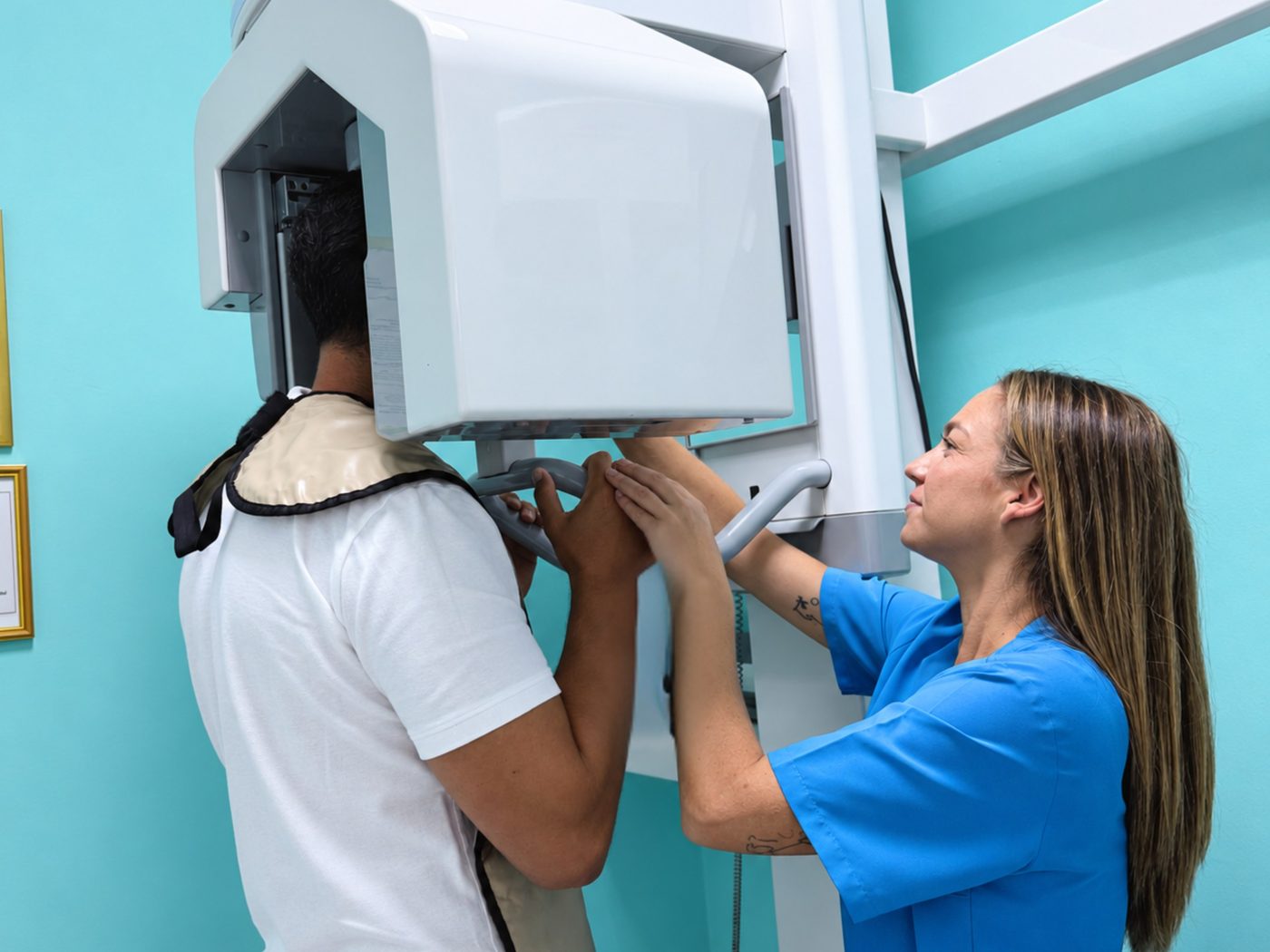 Paciente colocándose para una radiografía panorámica digital
