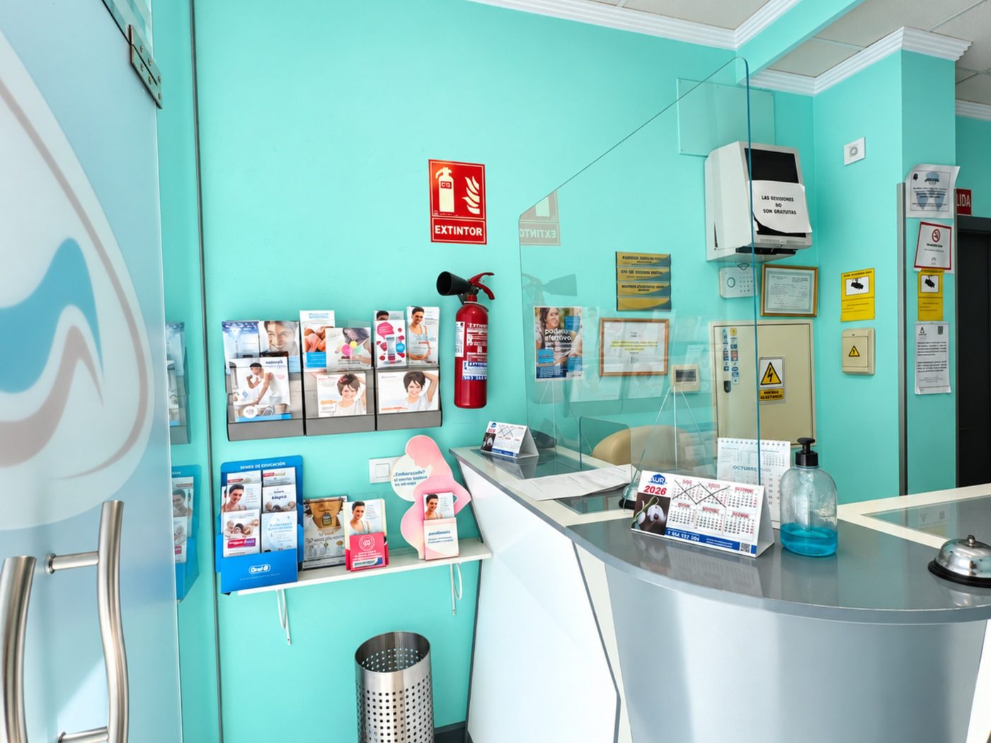 Mostrador de recepción de Clínica Dental 32