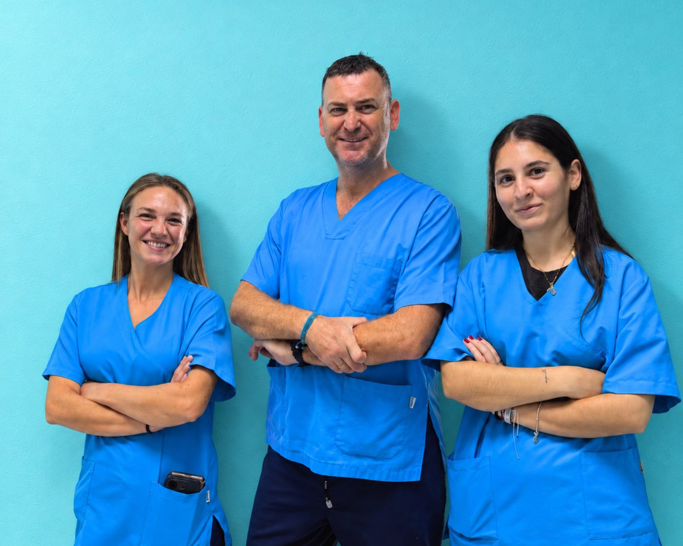 El equipo de Clínica Dental 32 en su clínica de Lora del Río
