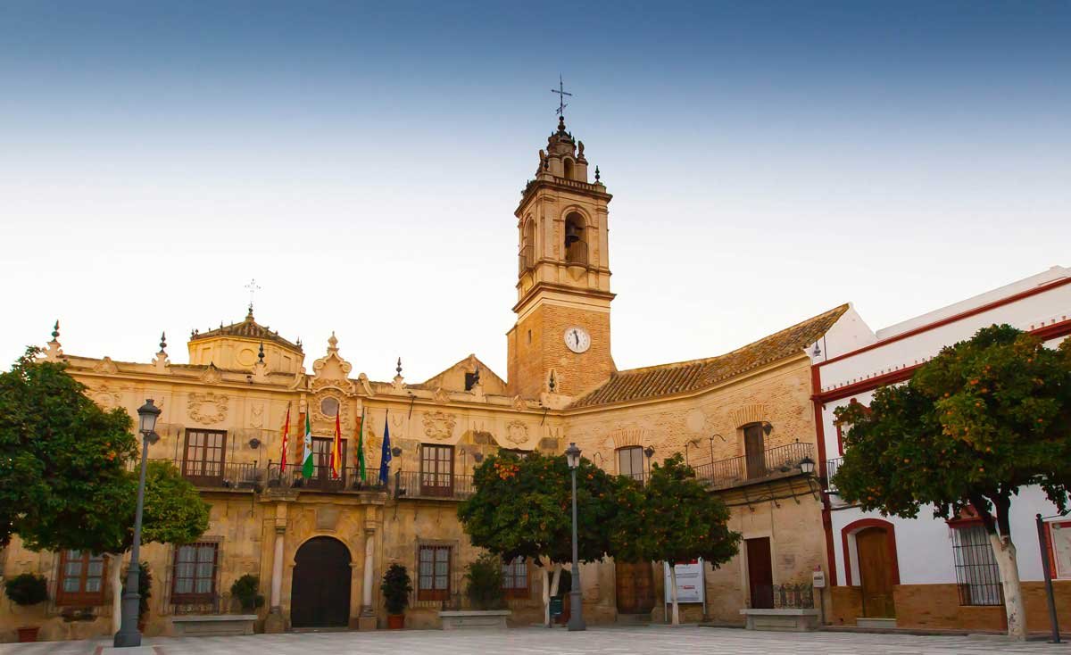 Plaza y torre del centro de Lora del Río
