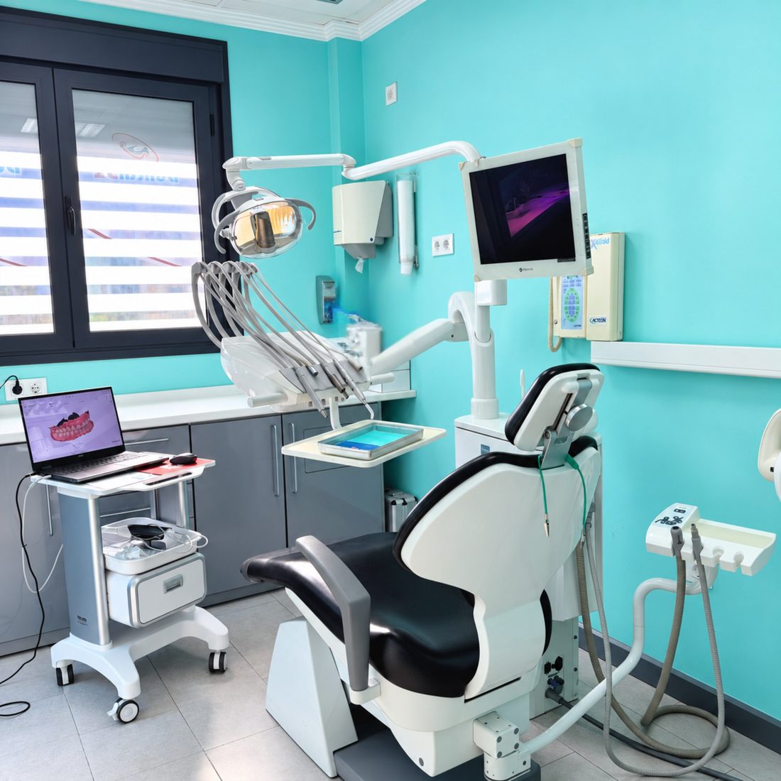 Gabinete de Clínica Dental 32 con sillón y equipo digital
